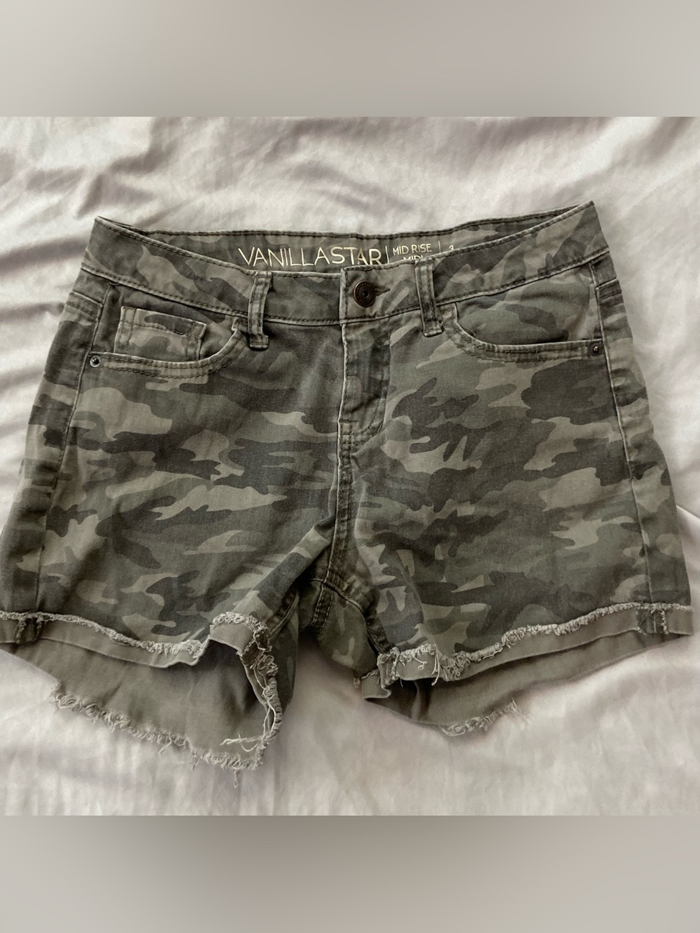Vanilla Star Women's Camo Mid-Rise Shorts - Gray/Green